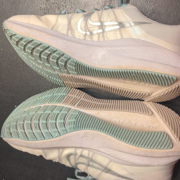 Women's Nike Winflo Zoom 8, size 9, like new, white and light blue and silver - Picture 5 of 8